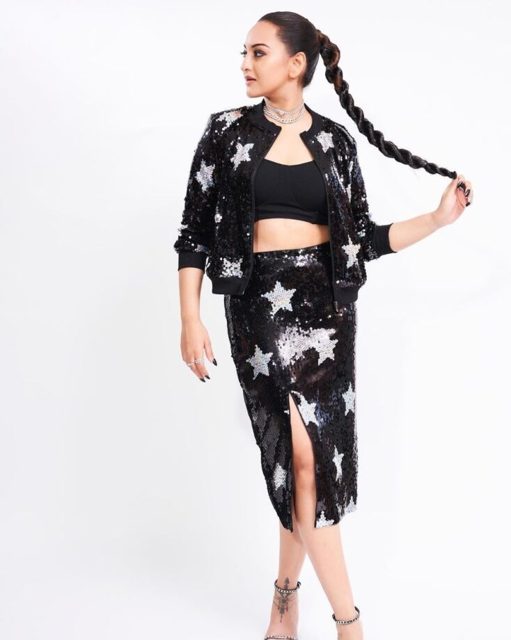 Fashion Divas: Sonakshi Sinha stuns in sequinned black rockstar outfit, Ananya Panday keeps it candid with her minimalistic fashion, Mrunal Thakur drops high-octane fashion bomb - 3