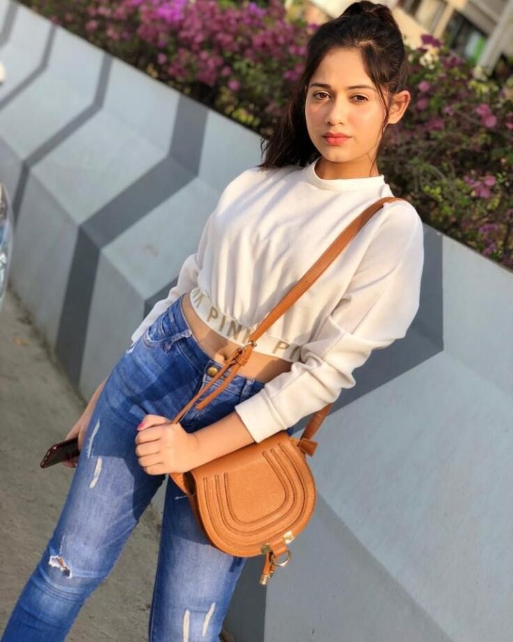 Fashion Tip: Here’s How You Can Style Purses On Every Fit; Learn From Jannat Zubair Rahmani - 1