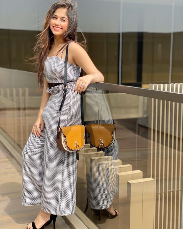 Fashion Tip: Here’s How You Can Style Purses On Every Fit; Learn From Jannat Zubair Rahmani - 2