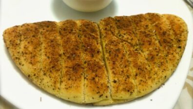 How To Make Stuffed Garlic Bread? Simple And Easy Recipe