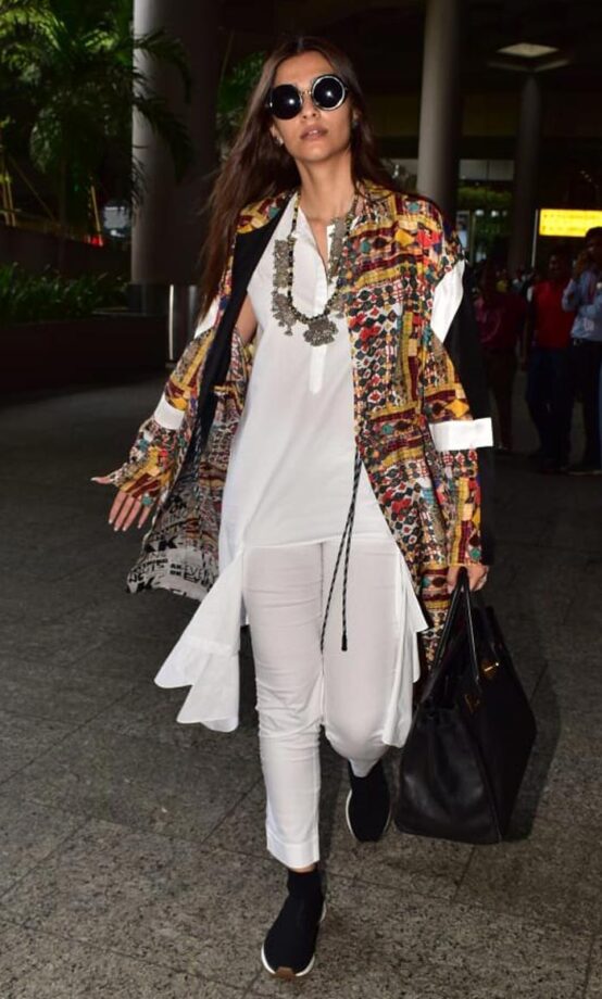 Learn How To Style A Baggy Kurta Like Sonam Kapoor, Pair Your Kurta With Dupatta, Sunglasses, And More Ideas - 3