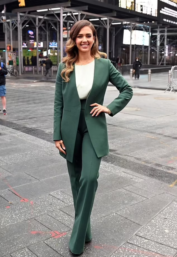 Learn How To Style A Pantsuit From The Boss Herself, Check Out These Ensembles Of Jessica Alba - 4