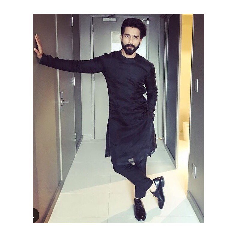 Learn How To Wear A Black Kurta Like Ranbir Kapoor, Shahid Kapoor, And Other Bollywood Actors - 0