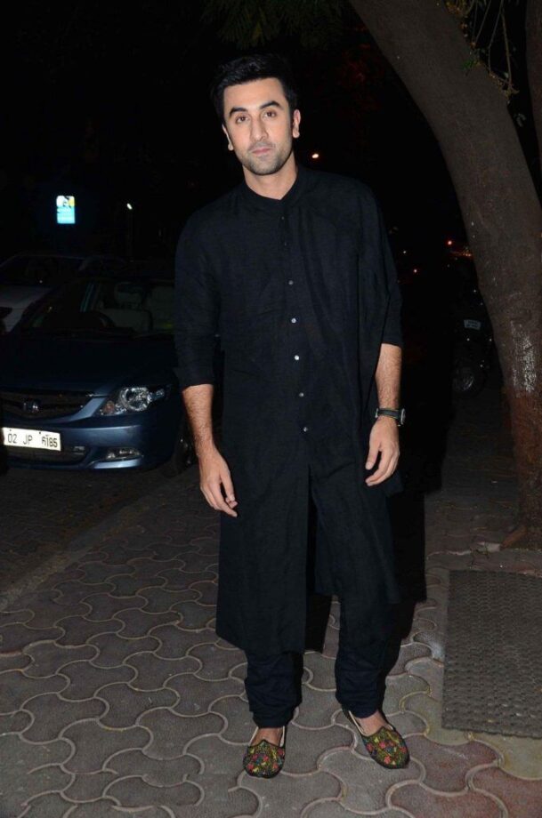 Learn How To Wear A Black Kurta Like Ranbir Kapoor, Shahid Kapoor, And Other Bollywood Actors - 1