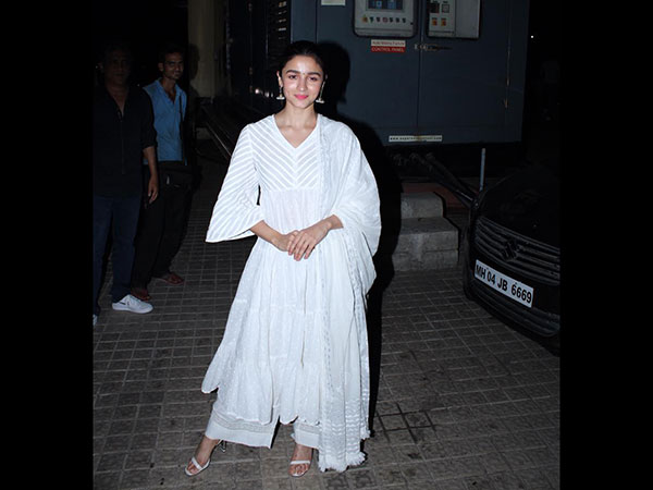 Look Alluring In A White Chikankari Kurta, Take Inspiration From Your Favourite Bollywood Stars Like Sara Ali Khan And Others - 0