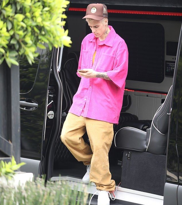 Men Don’t Be Shy, Wear Pink Casual Outfits Like Justin Bieber, And Look Stylish - 5