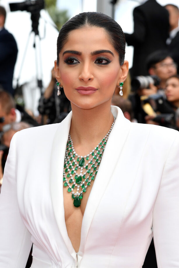 Emerald Green Jewellery Moments Of Sonam Kapoor, Check Out These Neck Pieces - 4