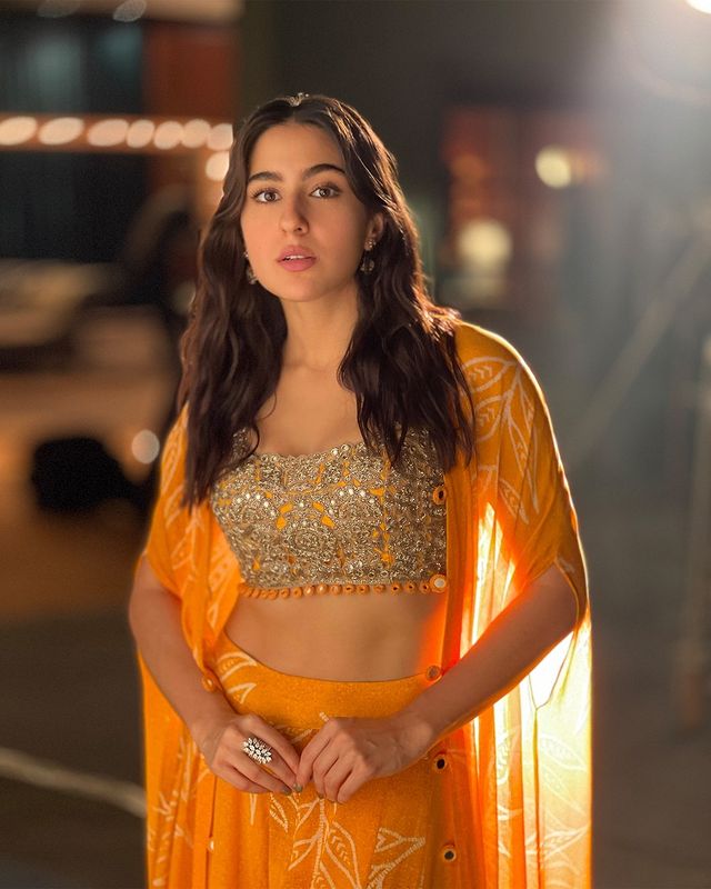 Sara Ali Khan or Janhvi Kapoor: Who Brightened Your Day In Yellow Ethnic Wear? - 1