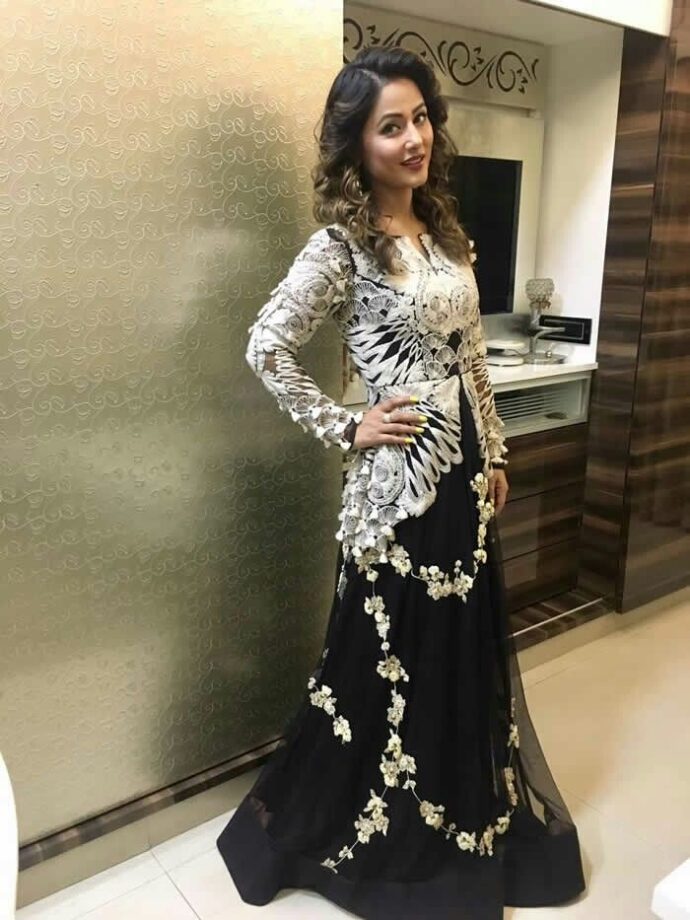 These Leading Ladies Of TV, Ankita Lokhande And Hina Khan, Enjoy Wearing Fancy Outfits - 8