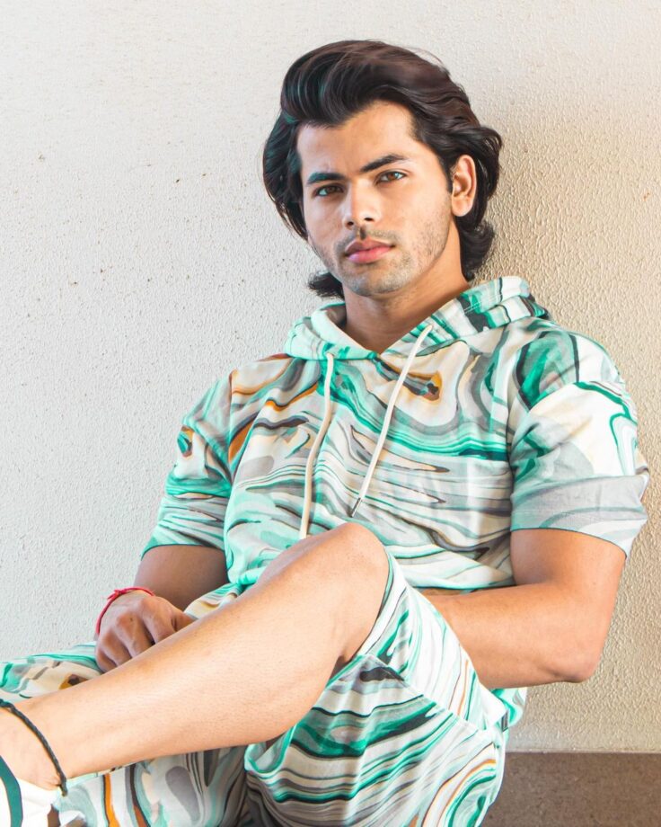 Video: Avneet Kaur sets dance floor on fire with sensuous moves, Siddharth Nigam says, 