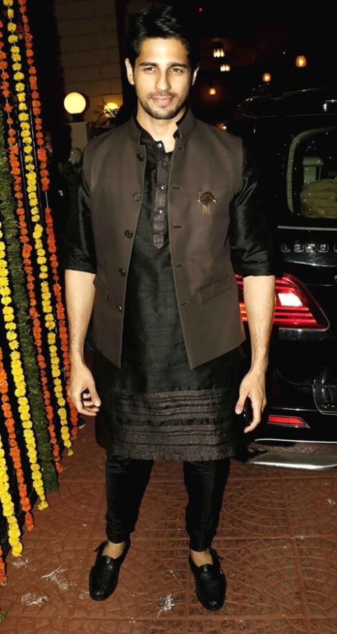 5 Times Siddharth Malhotra Blessed Our Feed in Ethnic Wear - 0