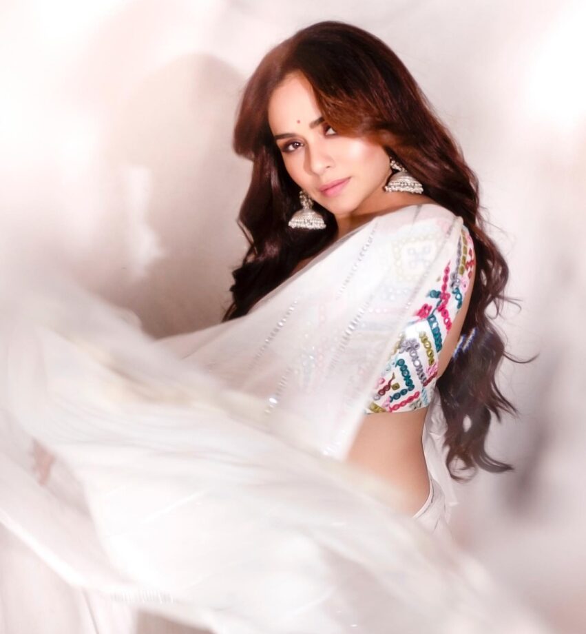 Amruta Khanvilkar’s Top 5 White Saree Looks That We Would Love To Ace - 4