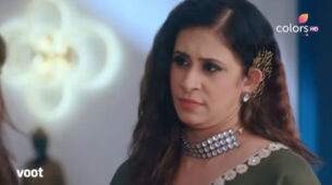 Fanaa Ishq Mein Marjawan Written Update S-03 Ep-77 17th May 2022: Meera threatens Bulbul with a gun