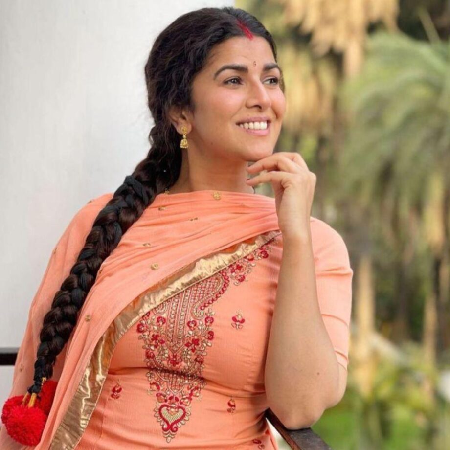 Bhumi Pednekar – Dum Laga Ke Haisha To Kriti Sanon – Mimi: Bollywood Babes Who Had To Undergo Massive Transformation For Movies - 1