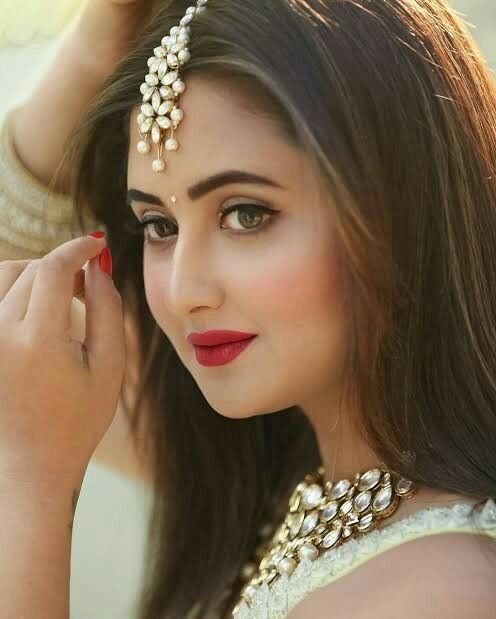 Glam Up: How Pretty Is This Makeup Looks By Rashami Desai? - 3