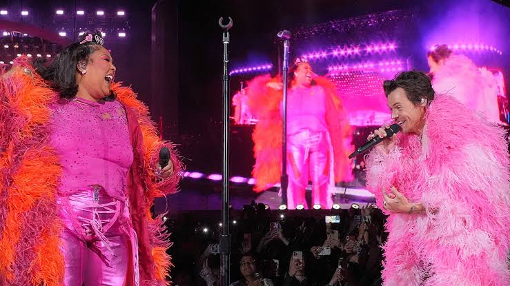 Harry Styles And Lizzo Amazed Fans Performing Together In Matching Hot-Pink Outfits - 1