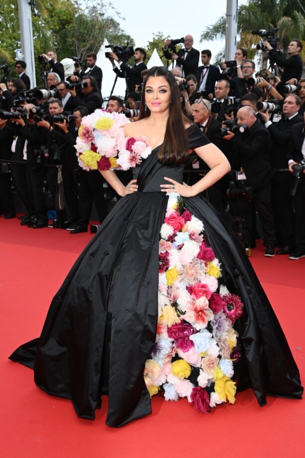 Hina Khan To Urvashi Rautela: Bollywood Babes Who Donned In Black At Cannes 2022 - 2