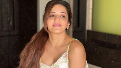 Hola: Bhojpuri diva Monalisa goes wild in bedroom, fans love her red cherry lips