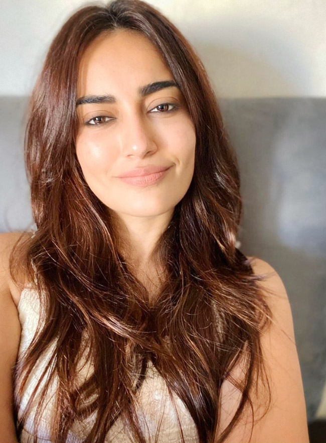 Prettiest: Surbhi Jyoti Can Pull Off Anything With These Stunning No-Makeup Looks - 1