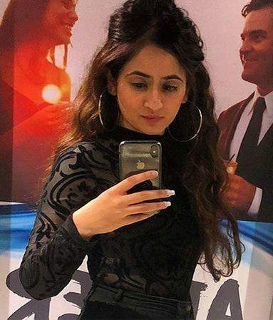 Ruchikaa Kapoor’s Mirror Selfies Are The Definition Of Cuteness - 0