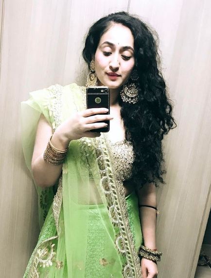 Ruchikaa Kapoor’s Mirror Selfies Are The Definition Of Cuteness - 2