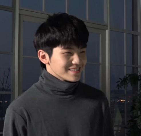 SEVENTEEN Woozi Cannot Be Cuter: Check These Turtlenecks Inspired By The Lead Vocalist - 3