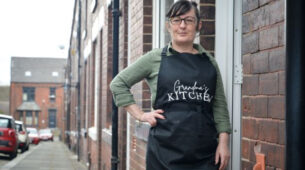 This Woman From UK Cooks Meals And Breakfast In Her Car, Her Youtube Is Blowing Up By Subscribers