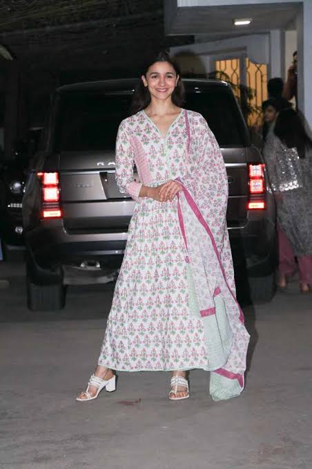 Times Alia Bhatt Proved Floral Kurtas Are Love: See Pics - 2