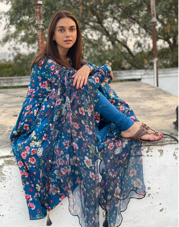 5 Times Aditi Rao Hydari Proved She Is A Fan Of Blue: Checkout Her Blue Wardrobe - 4