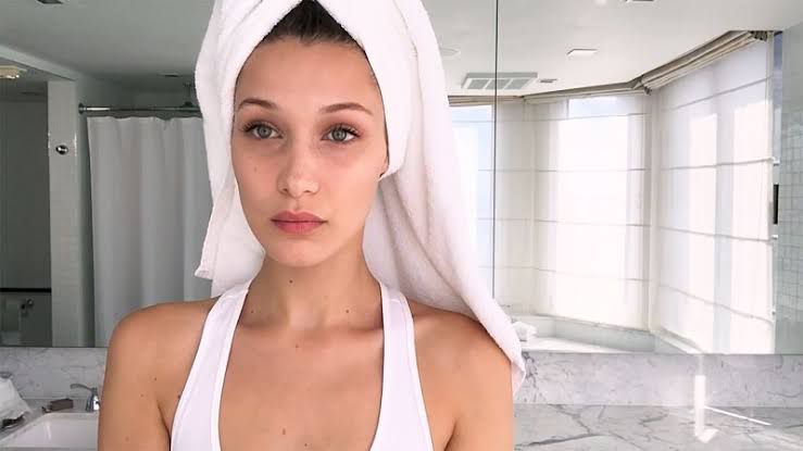 7 Times Bella Hadid Looked Absolutely Stunning Without Makeup; “Purely Me.” - 1