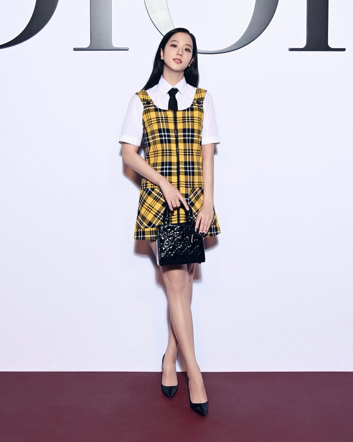 BLACKPINK Jisoo Pulls Off Fashionista Look In These Dresses - 2