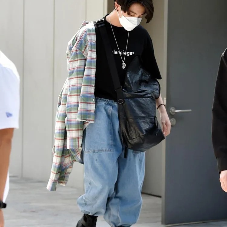 BTS Members V and Jungkook’s baggy fashion inspiration because WHY NOT - 0