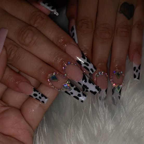 Doja Cat Highlighting Her Unique Nail Art Proving It’s Trendy! - 2