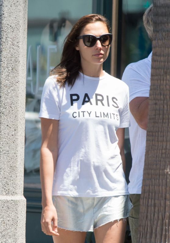 Gal Gadot’s Summer Approved Looks Are Here: Take A Sneak Peek - 4