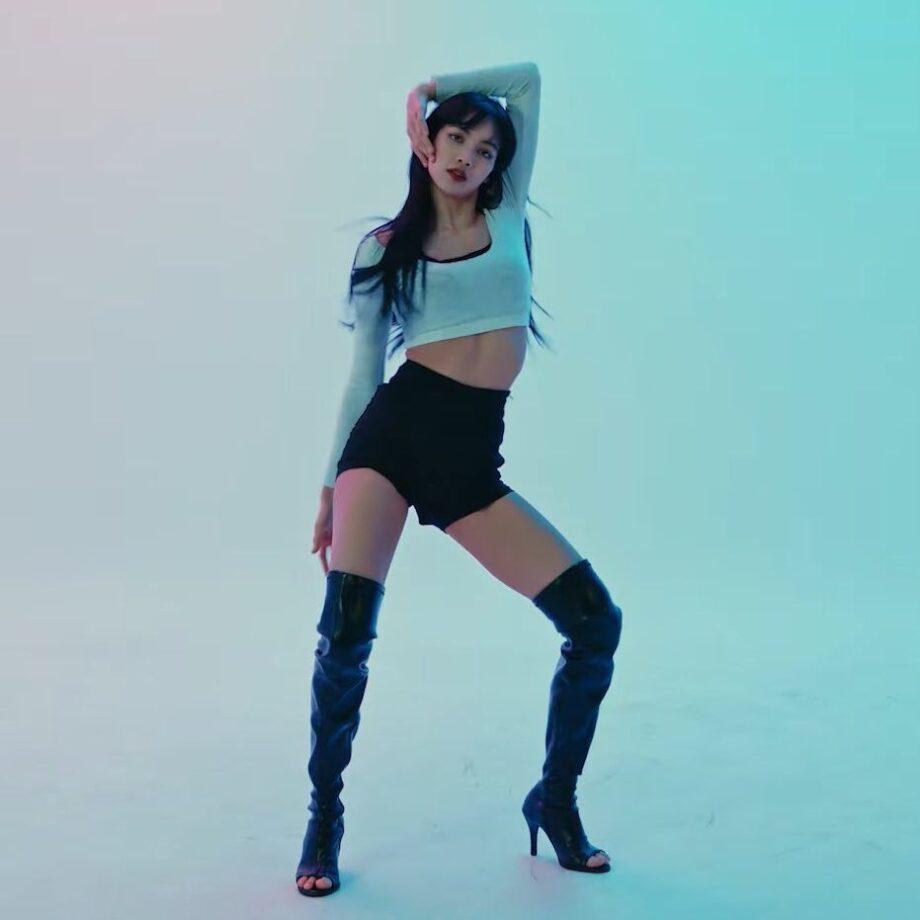 High-Heeled Boots Worn By BLACKPINK Are The New Fashion Trend - 2