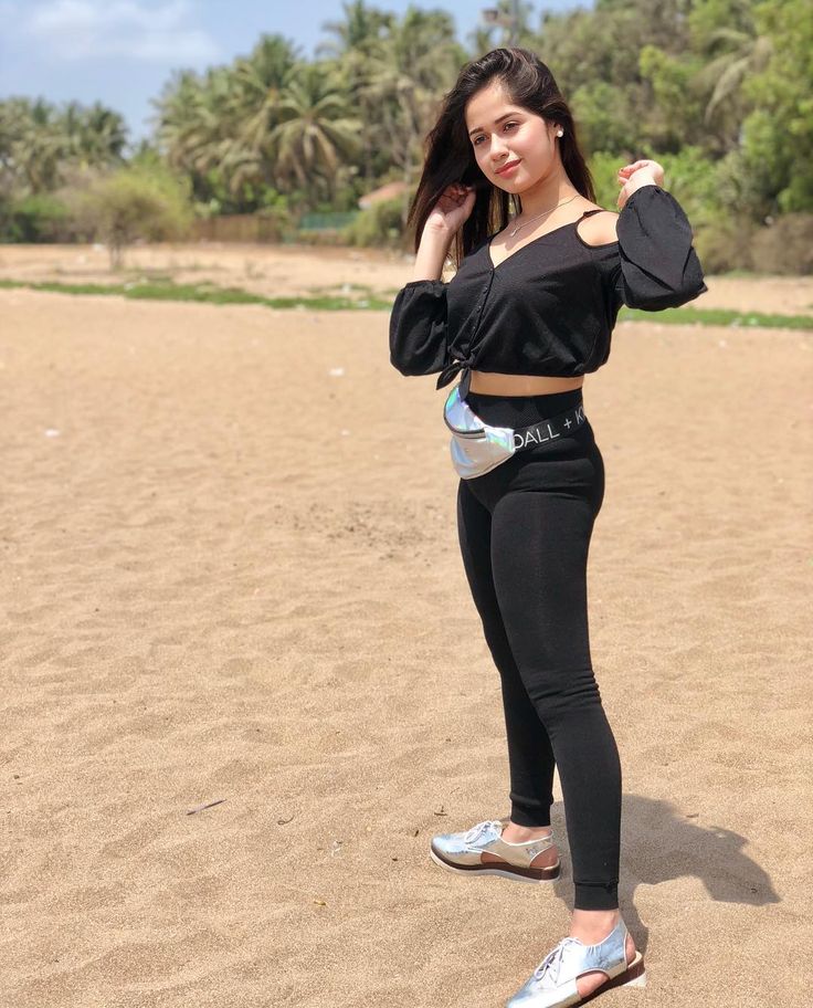 [Trio Fashion Faceoff] Jannat Zubair Rahmani, Anushka Sen, Ashnoor Kaur: Who Looks The Best In This Street Style Look? - 1