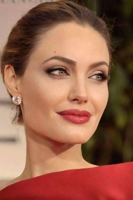 Angelina Jolie And Her Subtle Makeup Tips You Can Add To Your Makeup Routine - 4