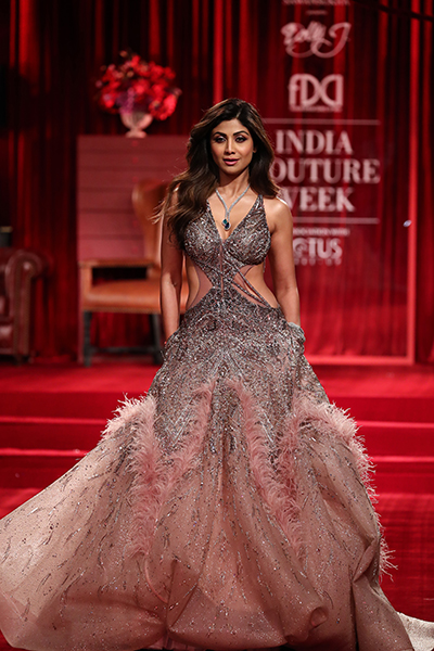 Fashion War: Shilpa Shetty Or Malaika Arora: Which Diva Looked Hot In Gown: Vote Now - 0