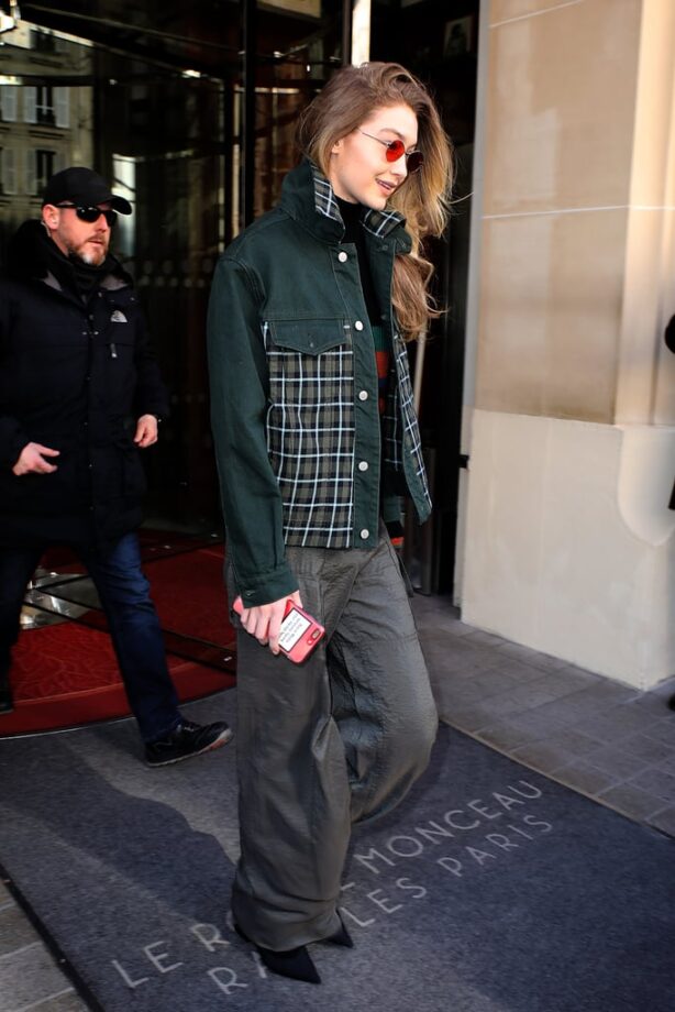 Gigi Hadid In Plaid Outfits Looks Like A Work Of Art - 1