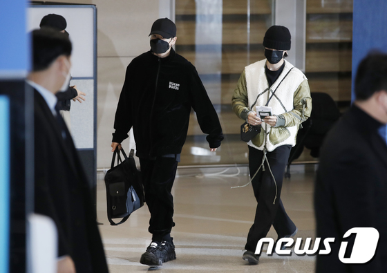 Here’s How Worldwide Handsome BTS Jin Holds His Bags - 1