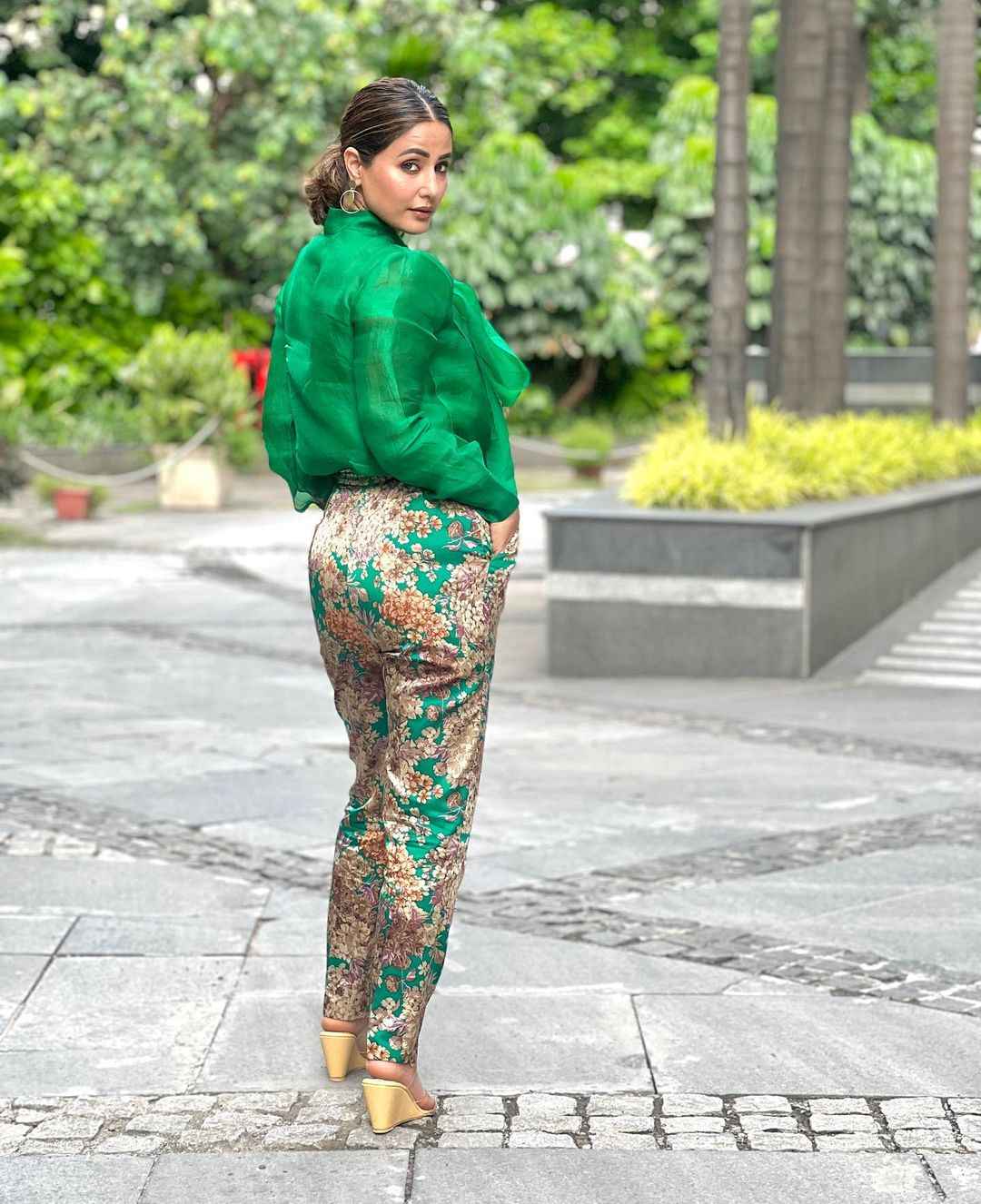 Hina Khan dazzles in green multicoloured co-ord outfit, you will love it 2
