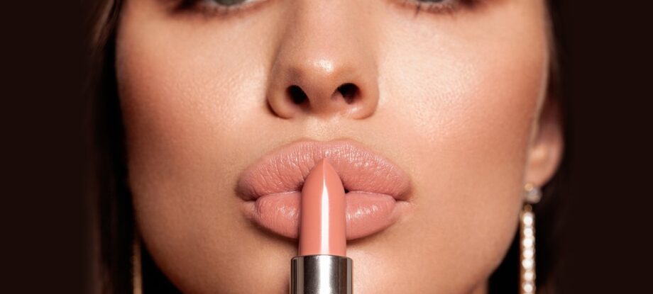 How Much Lip Gloss Is Too Much Lip Gloss? Everything You Need To Know - 0