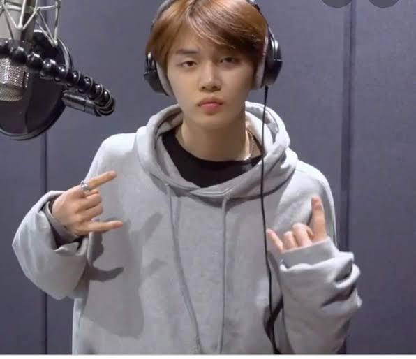 How Yeonjun Styles His Oversized Hoodies - 2