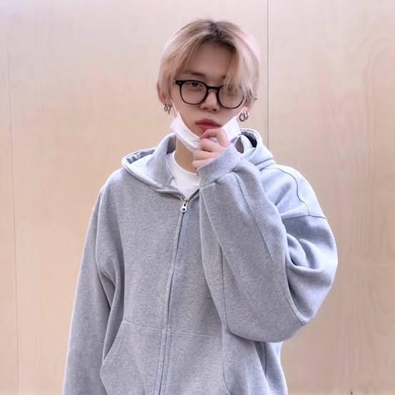 How Yeonjun Styles His Oversized Hoodies - 3