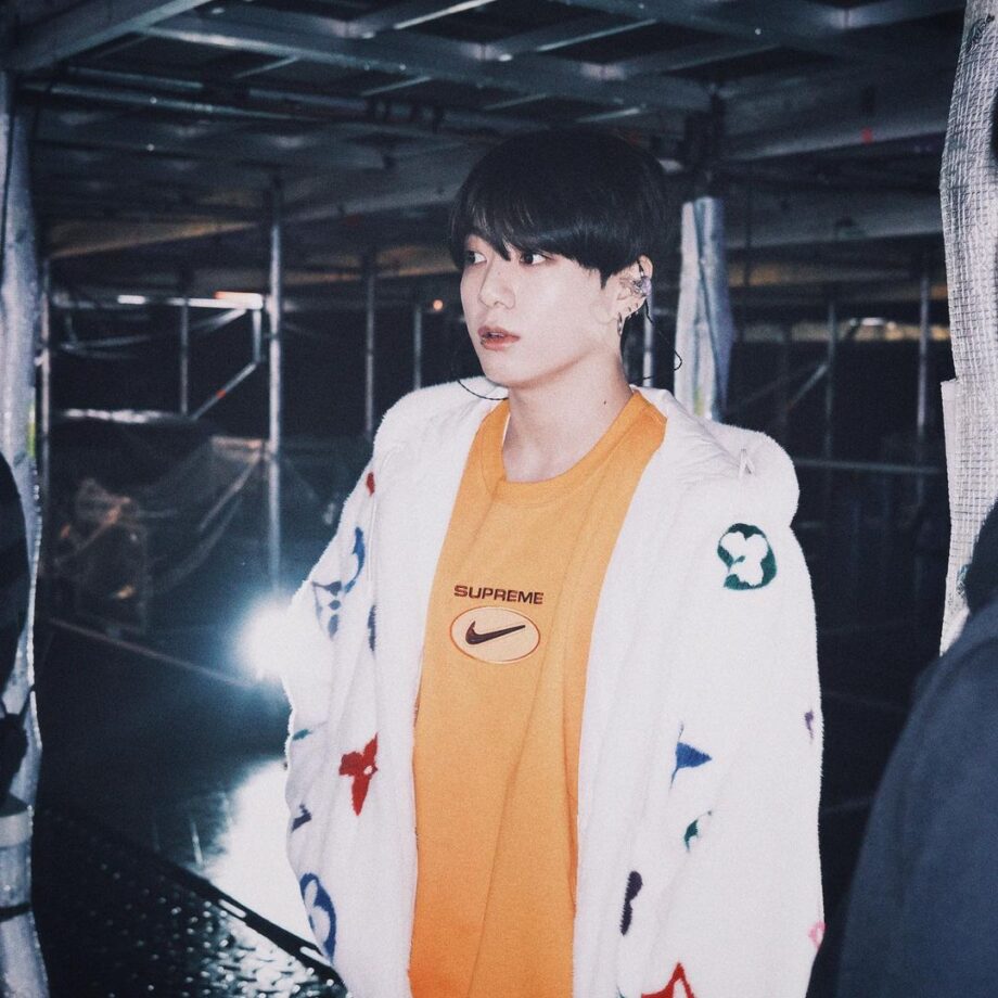 Jungkook looks like swagger college goer in this Rs 13000 worth baseball tee, see pics - 1