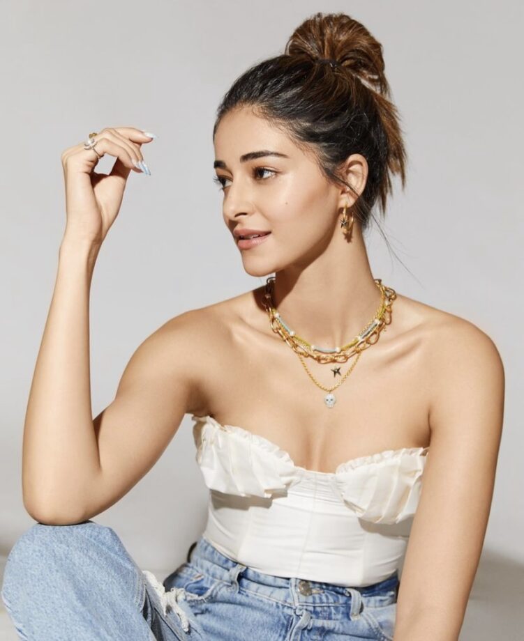 Kriti Sanon To Janhvi Kapoor: 5 Divas Who Slayed The Layer Necklace Trend: See Pic - 2