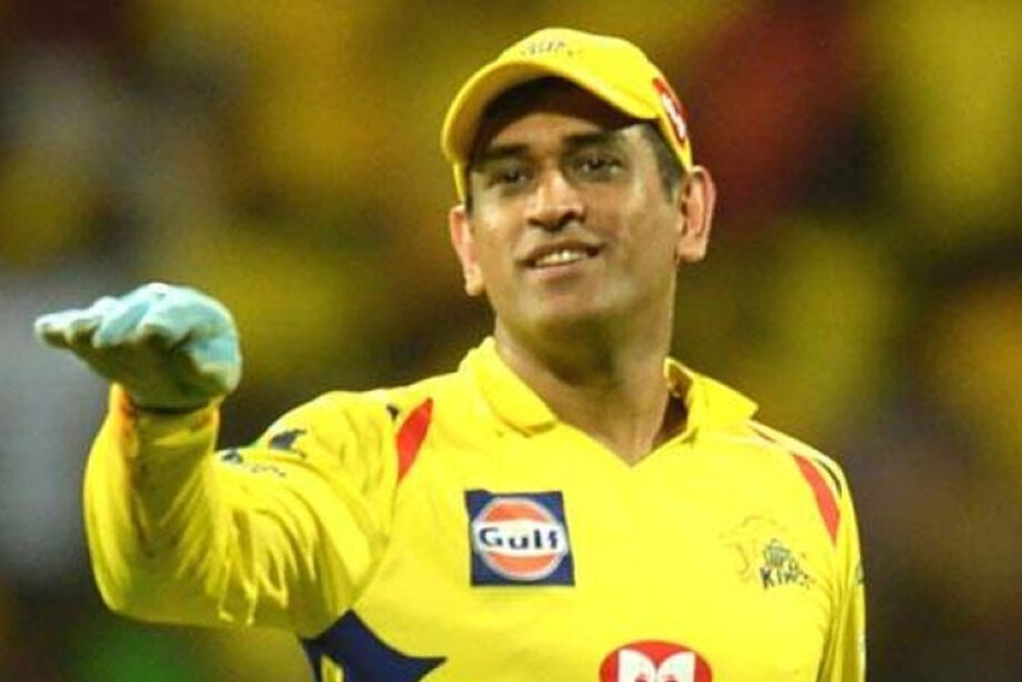 Ms. Dhoni, a true fan of Shah Rukh Khan, gets excited on seeing him in a match - 1