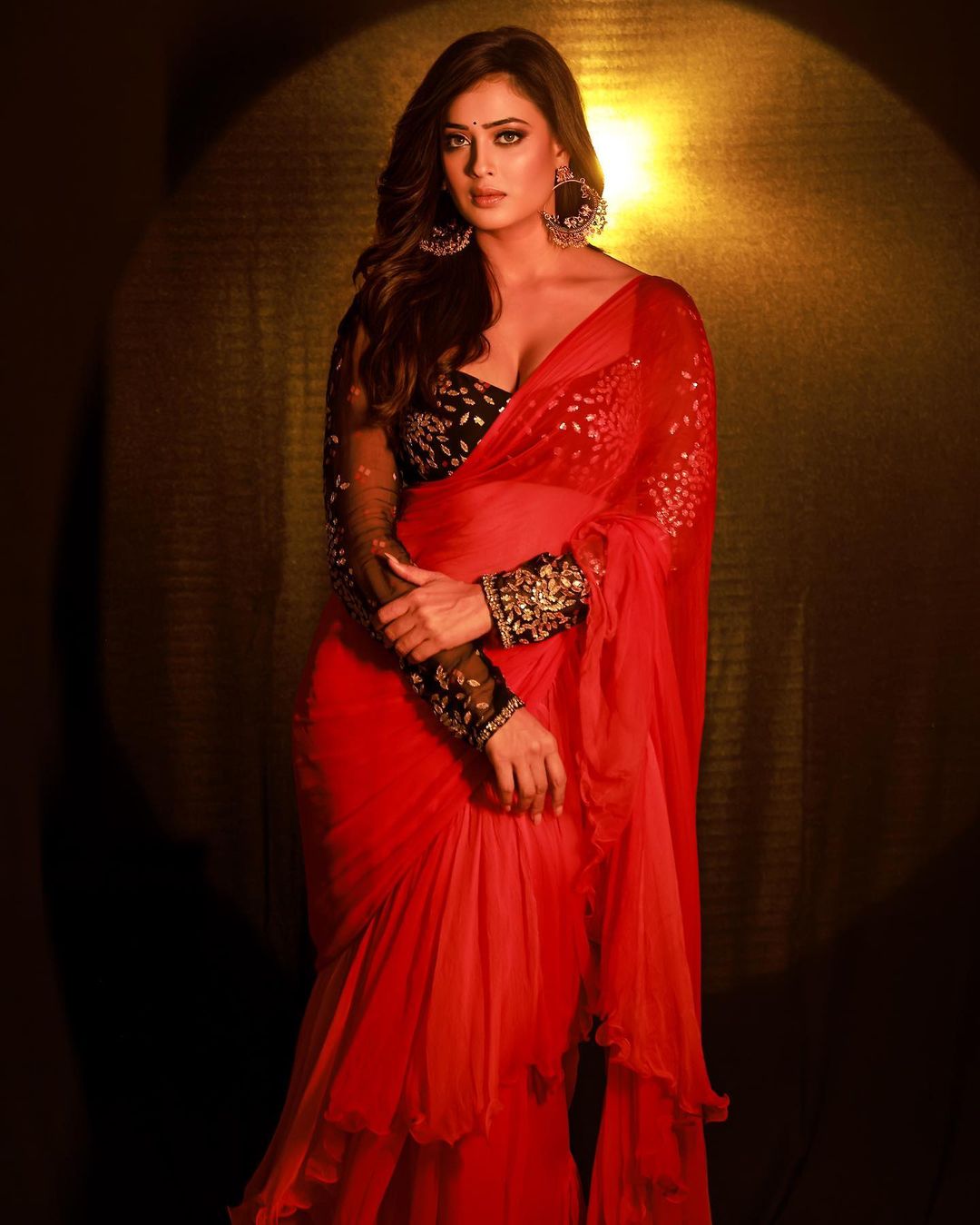 Shweta Tiwari takes internet by storm in new red saree snap, Divyanka Tripathi says, 'beautiful' 5