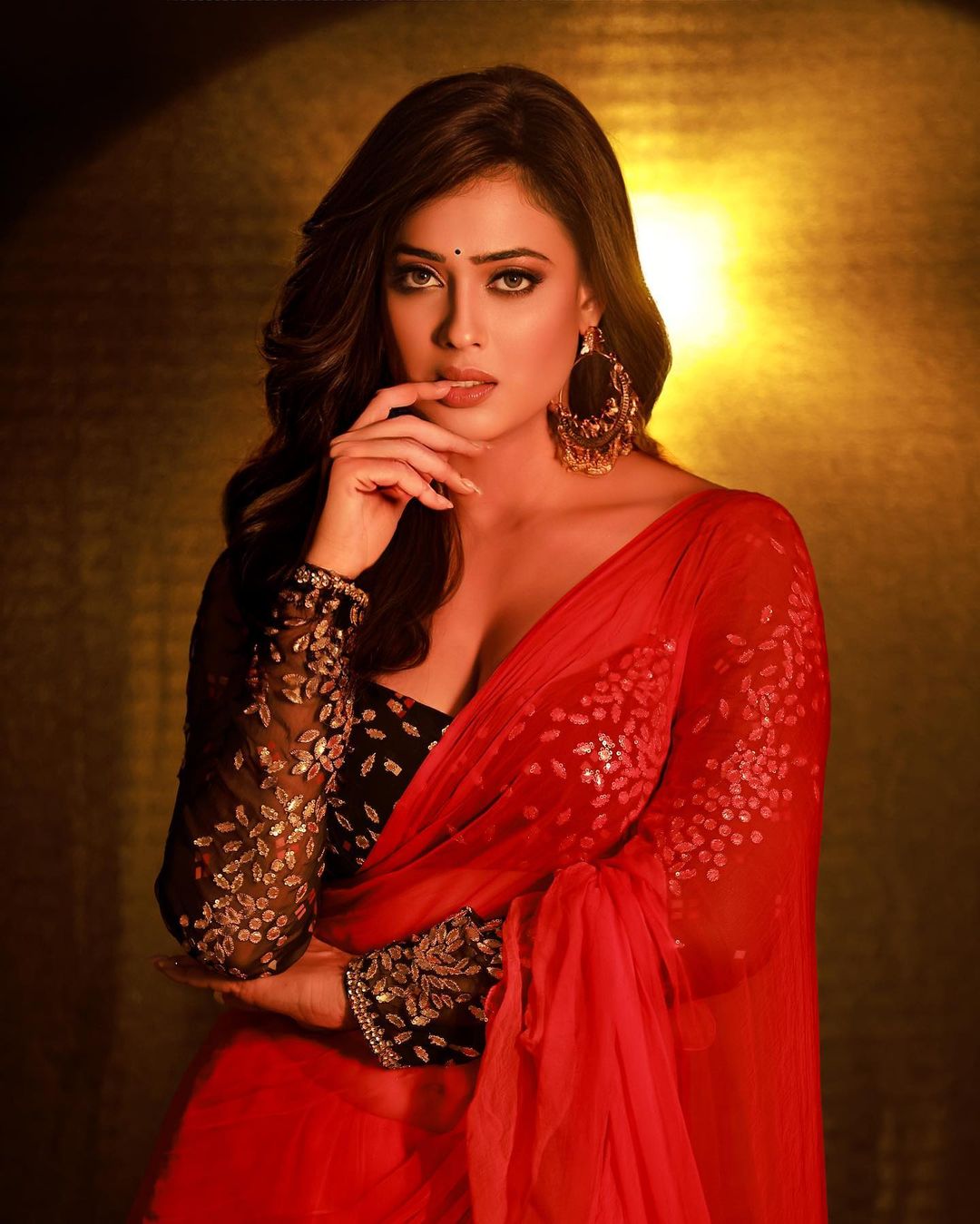 Shweta Tiwari takes internet by storm in new red saree snap, Divyanka Tripathi says, 'beautiful' 7