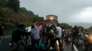This Video Of a Group Of Boys Grooving To the Truck’s Horn And Doing, The Naagin Dance, Is Truly Entertaining – See Now